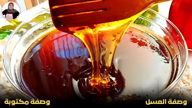 صورة مجمعة تظهر خطوات إعداد العسل مع عيدان القرفة وشرائح الليمون في قدر.